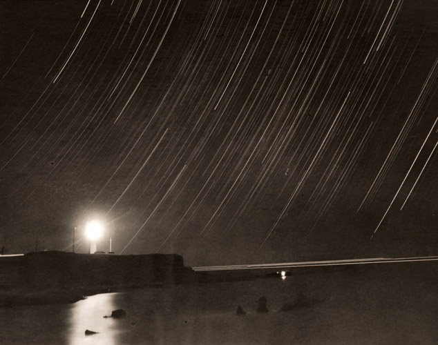 降る星 [大束元, 1951年, アサヒカメラ 1952年8月号より] パブリックドメイン画像 