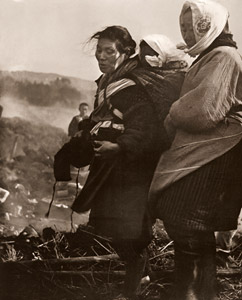 焼跡の老婆 [荒川正一, アサヒカメラ 1952年8月号より]のサムネイル画像
