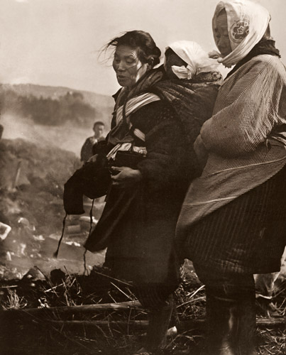 焼跡の老婆 [荒川正一, アサヒカメラ 1952年8月号より] パブリックドメイン画像 