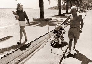 海辺のピカソ（クロードが乗る乳母車を引くピカソ） [ロバート・キャパ, アサヒカメラ 1952年8月号より]のサムネイル画像