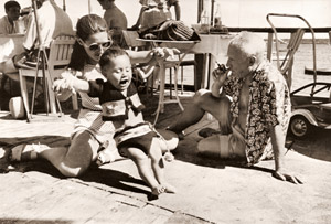 海辺のピカソ（昼食後のピカソ一家） [ロバート・キャパ, アサヒカメラ 1952年8月号より]のサムネイル画像