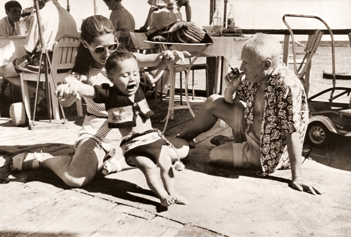 海辺のピカソ（昼食後のピカソ一家） [ロバート・キャパ, アサヒカメラ 1952年8月号より] パブリックドメイン画像 
