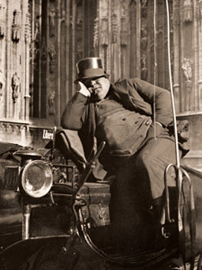 客を待つ [F・ウランクシツク, アサヒカメラ 1935年6月号より]のサムネイル画像