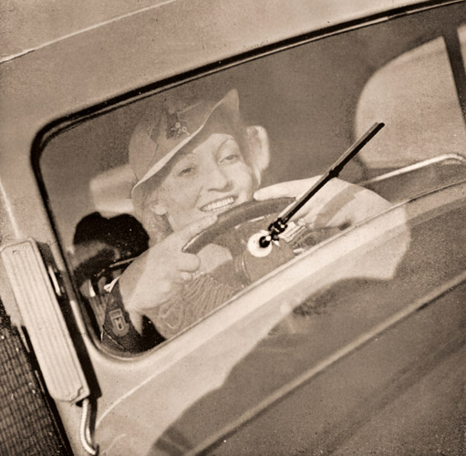 無題（車を運転する女性） [ヴァーツラフ・ジル, アサヒカメラ 1935年6月号より] パブリックドメイン画像 