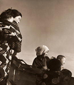 浜の人々 [植田正治, アサヒカメラ 1935年6月号より]のサムネイル画像