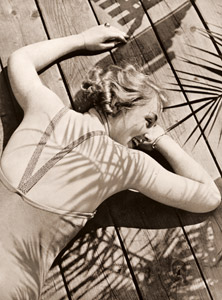 無題（デッキの上に寝転がる女性） [パウル・ヴォルフ, アサヒカメラ 1935年6月号より]のサムネイル画像