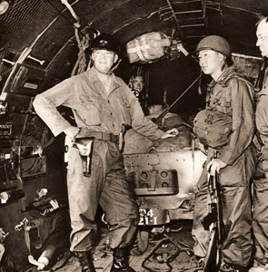 在朝鮮アメリカ軍士官ウィリアム・S・ディーン少将は、幕僚を従えて兵員輸送機で前線に出撃。 [鈴木重吉, アサヒカメラ 1950年10月号より]のサムネイル画像