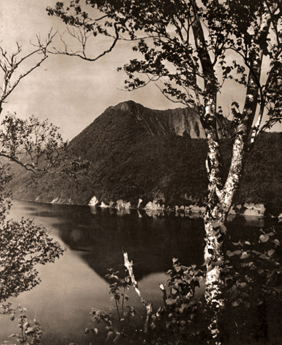 摩周湖 [高橋武男, アサヒカメラ 1950年10月号より] パブリックドメイン画像 