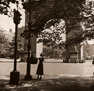 英雄の記念碑 [フリッツ・ヘンレ, アサヒカメラ 1950年10月号より]のサムネイル画像