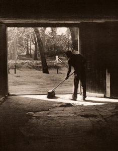 朝の仕事 [J・アルバート・ベアー, アサヒカメラ 1950年10月号より]のサムネイル画像