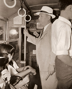 バスの乗客 伊東深水画伯 [菅野喜勝, アサヒカメラ 1941年9月号より]のサムネイル画像