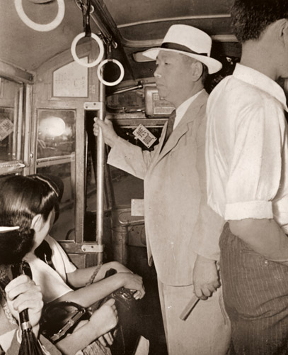 バスの乗客 伊東深水画伯 [菅野喜勝, アサヒカメラ 1941年9月号より] パブリックドメイン画像 