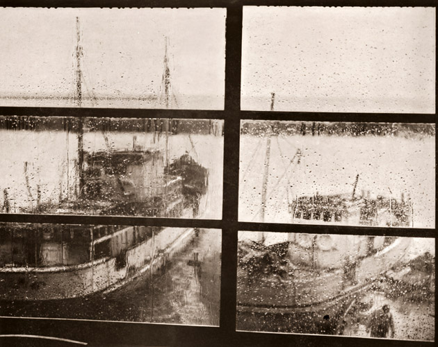 漁港の雨 [雲井信男, アサヒカメラ 1941年9月号より] パブリックドメイン画像 