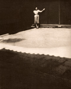 白い服の女 [奥村泰宏, アサヒカメラ 1940年8月号より]のサムネイル画像