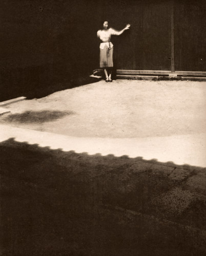 白い服の女 [奥村泰宏, アサヒカメラ 1940年8月号より] パブリックドメイン画像 