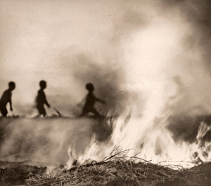 野火 [加賀敏夫, アサヒカメラ 1940年8月号より]のサムネイル画像