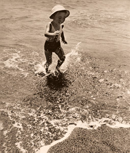 夏の子供 [千田胖, アサヒカメラ 1940年8月号より]のサムネイル画像