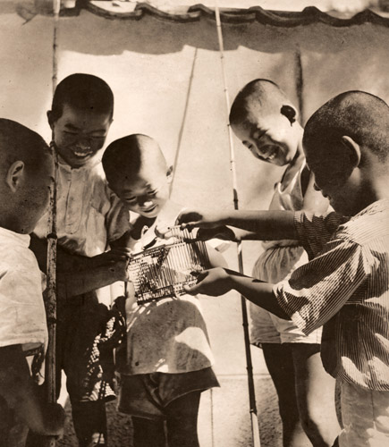 子供達 [肥塚政一, アサヒカメラ 1940年8月号より] パブリックドメイン画像 