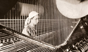 ステープルファイバーの出来るまで 糸巻機 [パウル・ヴォルフ, アサヒカメラ 1938年10月号より]のサムネイル画像