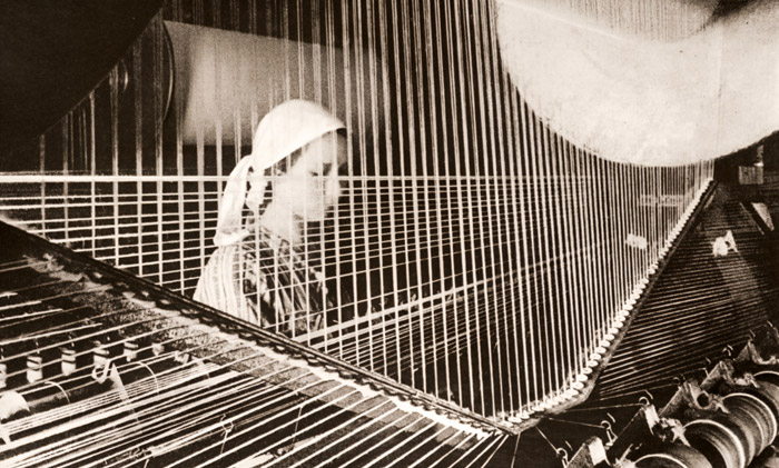 ステープルファイバーの出来るまで 糸巻機 [パウル・ヴォルフ, アサヒカメラ 1938年10月号より] パブリックドメイン画像 