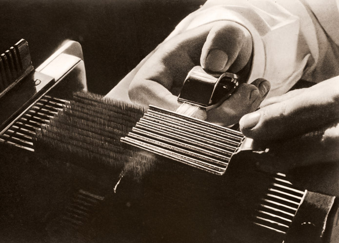 ステープルファイバーの出来るまで ス・フの検査 [パウル・ヴォルフ, アサヒカメラ 1938年10月号より] パブリックドメイン画像 