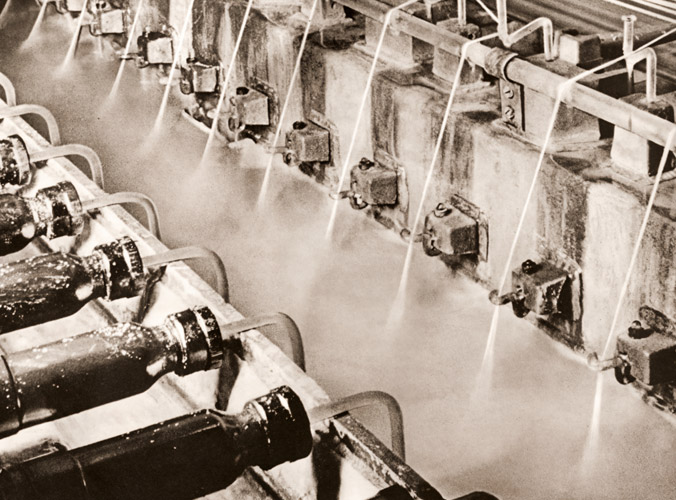 ステープルファイバーの出来るまで 紡績繊維になる [パウル・ヴォルフ, アサヒカメラ 1938年10月号より] パブリックドメイン画像 