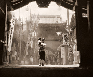 堂内にて [篠田弘, アサヒカメラ 1938年10月号より]のサムネイル画像