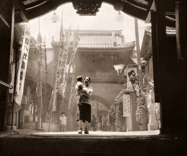 堂内にて [篠田弘, アサヒカメラ 1938年10月号より] パブリックドメイン画像 