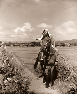 少年と馬 [吉川栄, アサヒカメラ 1938年10月号より]のサムネイル画像