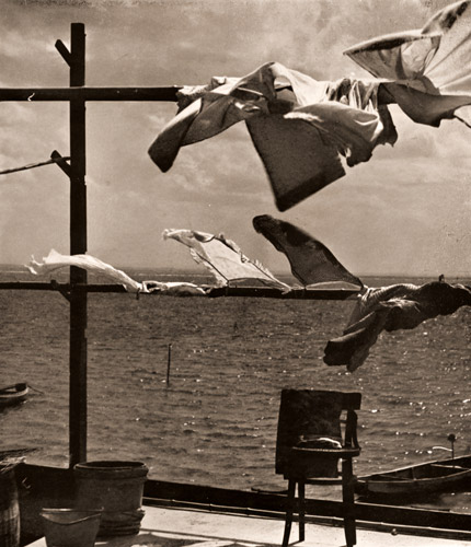 無題（海の前の干された洗濯物） [中居正躬, アサヒカメラ 1935年11月号より] パブリックドメイン画像 