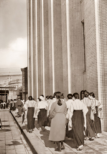 午後のビル街 [アサヒカメラ 1935年7月号より] パブリックドメイン画像 