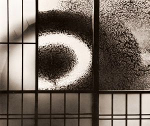 無題（ガラス戸） [清光博愛, アサヒカメラ 1935年7月号より]のサムネイル画像