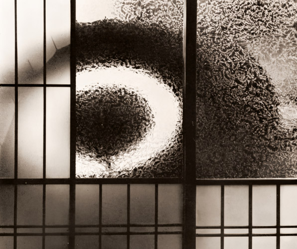 無題（ガラス戸） [清光博愛, アサヒカメラ 1935年7月号より] パブリックドメイン画像 
