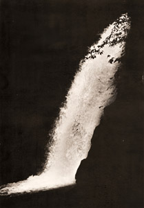 滝 [長谷川徳寿, アサヒカメラ 1935年7月号より]のサムネイル画像