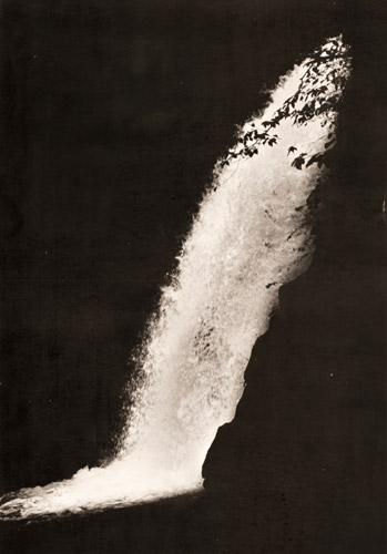 滝 [長谷川徳寿, アサヒカメラ 1935年7月号より] パブリックドメイン画像 