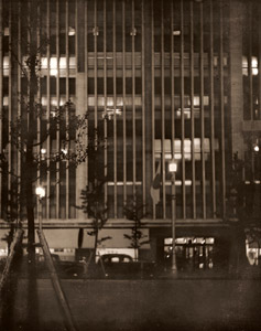 夜のビル [宮田秀穂, アサヒカメラ 1938年11月号より]のサムネイル画像
