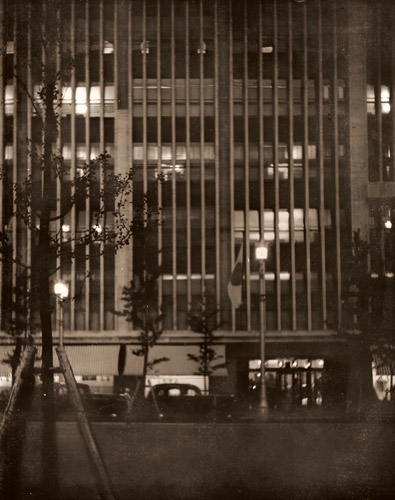 夜のビル [宮田秀穂, アサヒカメラ 1938年11月号より] パブリックドメイン画像 
