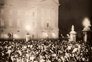バッキンガム宮殿の熱狂 [アサヒカメラ 1938年11月号より]のサムネイル画像
