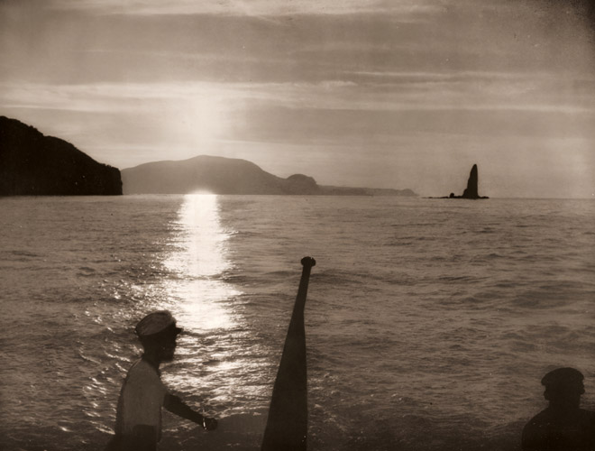 北海の落陽 [雲井信男, アサヒカメラ 1938年11月号より] パブリックドメイン画像 