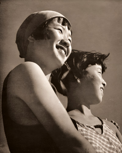 姉妹 [大形信行, アサヒカメラ 1938年11月号より] パブリックドメイン画像 