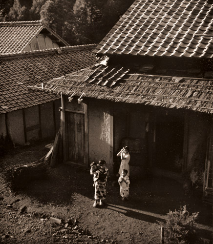 山村の朝 [片山平吉, アサヒカメラ 1938年11月号より] パブリックドメイン画像 