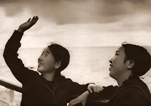 夏の船旅（船に乗っている修学旅行の女学生） [中山岩太, アサヒカメラ 1936年7月号より]のサムネイル画像