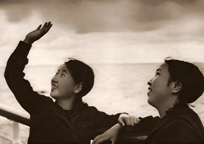 夏の船旅（船に乗っている修学旅行の女学生） [中山岩太, アサヒカメラ 1936年7月号より] パブリックドメイン画像 