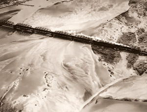 雨雲を衝いて東海道を飛ぶ（汽車と鉄橋） [長濱慶三、松野志気雄, アサヒカメラ 1936年7月号より]のサムネイル画像
