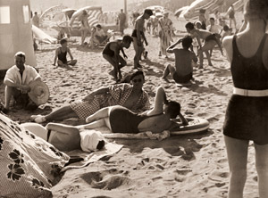 無題（にぎわう海水浴場） [矢野修二, アサヒカメラ 1936年7月号より]のサムネイル画像