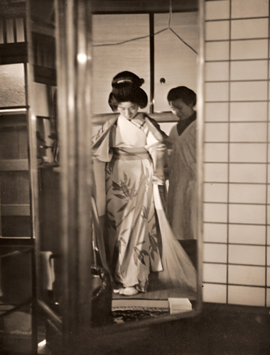 着かへ [光墨弘, アサヒカメラ 1936年7月号より] パブリックドメイン画像 