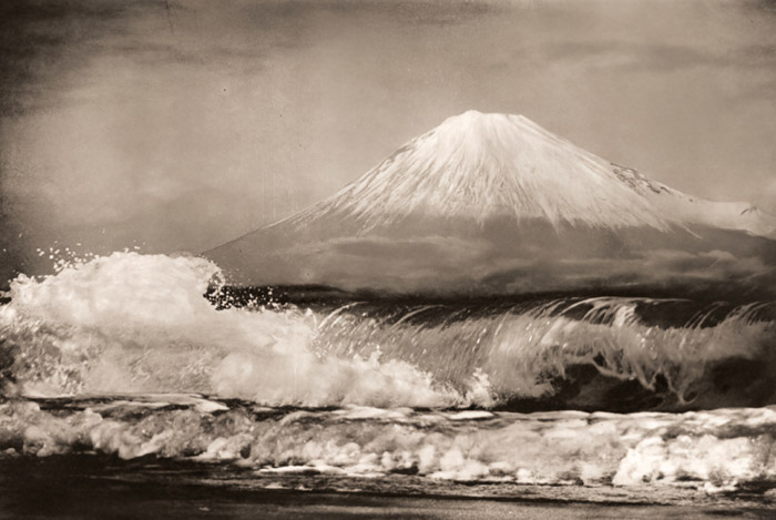 波上の富士 [三宅甫, アサヒカメラ 1952年3月号より] パブリックドメイン画像 
