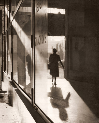 午後の買物 [K･O･フルビイ, アサヒカメラ 1952年3月号より] パブリックドメイン画像 