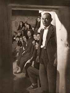 スペインの村 死者の息子 [ユージン・スミス, アサヒカメラ 1952年3月号より]のサムネイル画像