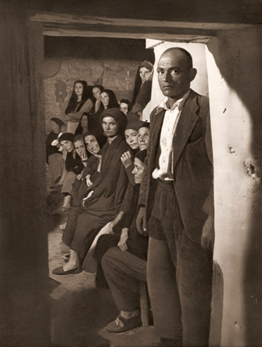 スペインの村 死者の息子 [ユージン・スミス, アサヒカメラ 1952年3月号より] パブリックドメイン画像 